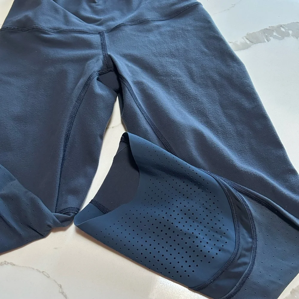 lululemon athletica Women’s Cropped Dark Blue Leggings - Picture 2 of 10